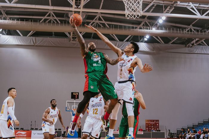 Pemain Louvre Indonesia, Jamarr Andre Johnson pada laga melawan Zamboanga Valientes di ASEAN Basketball League (ABL) Invitational 2023, Selasa (3/1/2023)