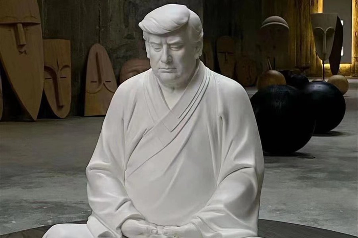Banyak orang Tionghoa terkesan dengan Donald Trump, sampai menciptakan patung Budha berkepala Donald Trump.