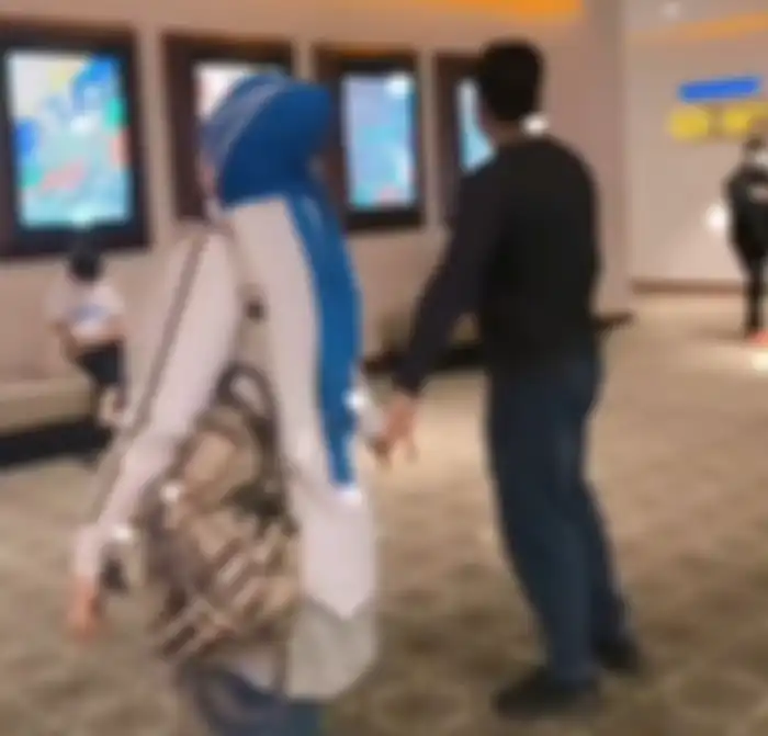 Rohimah bergandengan mesra dengan seorang pria