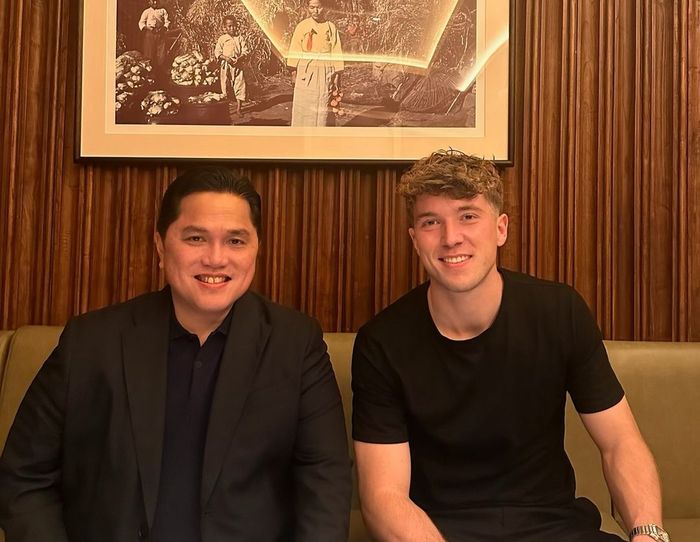 Ketua Umum PSSI, Erick Thohir, berfoto dengan calon pemain naturalisasi Ole Romeny.