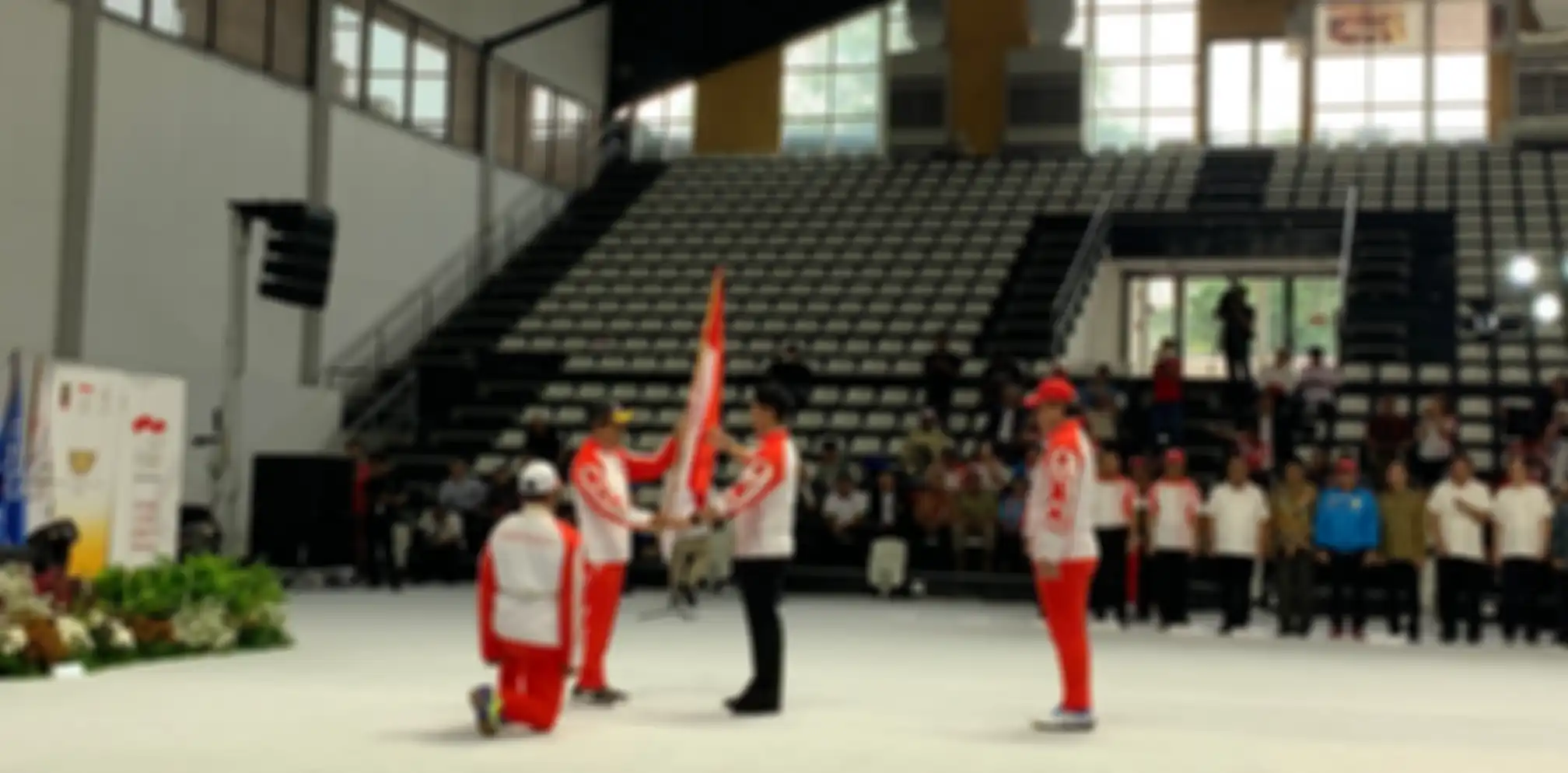 Menteri Pemuda dan Olahraga RI, Zainudin Amali, menyerahkan bendera kepada Ketua KOI, Raja Sapta Oktohari, pada pelepasan kontingen SEA Games 2019 di Jakarta, Rabu (27/11/2019).