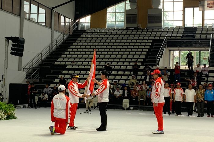 Menteri Pemuda dan Olahraga RI, Zainudin Amali, menyerahkan bendera kepada Ketua KOI, Raja Sapta Oktohari, pada pelepasan kontingen SEA Games 2019 di Jakarta, Rabu (27/11/2019).