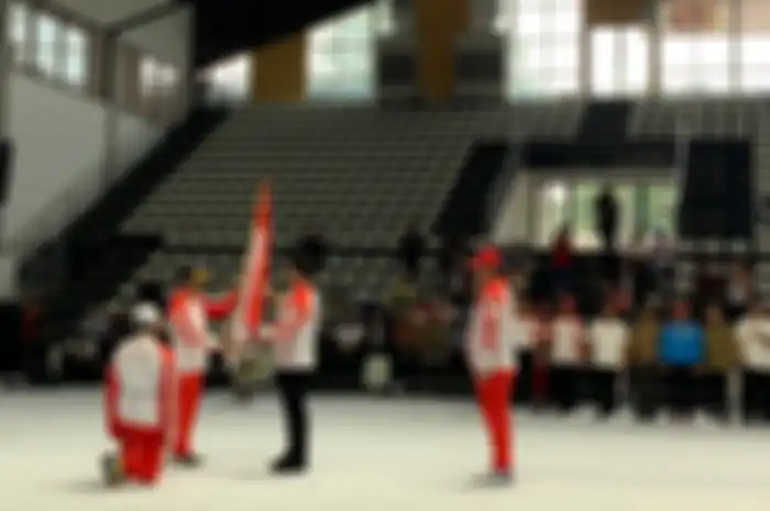Menteri Pemuda dan Olahraga RI, Zainudin Amali, menyerahkan bendera kepada Ketua KOI, Raja Sapta Oktohari, pada pelepasan kontingen SEA Games 2019 di Jakarta, Rabu (27/11/2019).