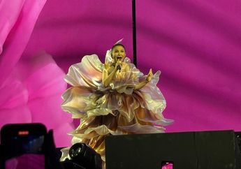 Buka Konser dengan Lagu Tega, Rossa Bius Penonton di Panggung Here I Am