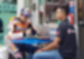 Video Marc Marquez Coba Makanan Thailand, Masih Pakai Wearpack