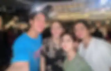 Tissa Biani Sumringah Nonton Konser Coldplay Bareng Keluarga Pacar