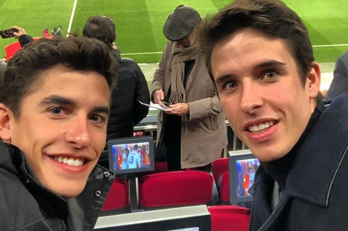 Marc Marquez dan Alex Marquez menyaksikkan pertandingan Copa Del Rey antara Barcelona dan Sevilla di Stadion Camp Nou, Barcelona, Kamis (31/1/2019).