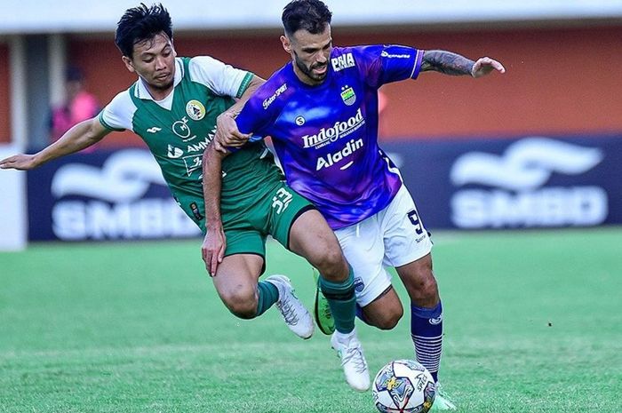 Tyronne del Pino saat membela pertandingan bersama Persib Bandung dalam uji coba melawan PSS Sleman, Minggu (25/6/2023).