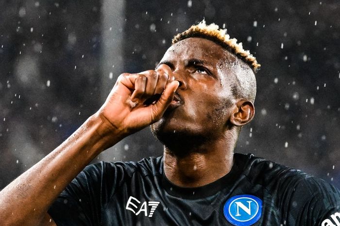 Bomber Napoli, Victor Osimhen, menjalani kehidupan keras masa kecil dari penjual air botolan di jalanan menjadi striker idaman klub top Eropa.