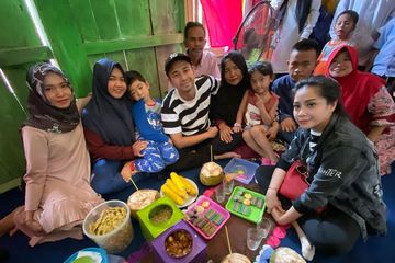 Raffi Ahmad dan Nagita Slavina di rumah panggung Lala pengasuh Rafathar