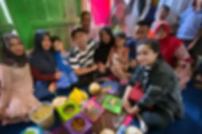 Raffi Ahmad dan Nagita Slavina di rumah panggung Lala pengasuh Rafathar