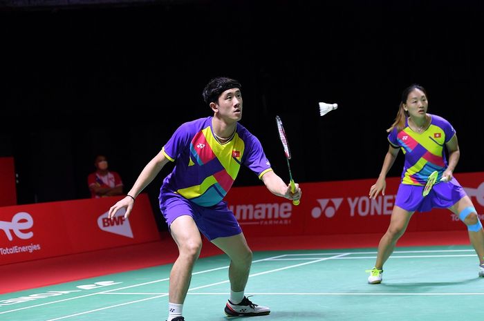 Aksi pasangan ganda campuran Hong Kong, Tang Chun Man/Tse Ying Suet, pada pertandingan pertama babak penyisihan grup BWF World Tour Finals 2021 di Bali International Convention Centre, Bali, 1 Desember 2021.