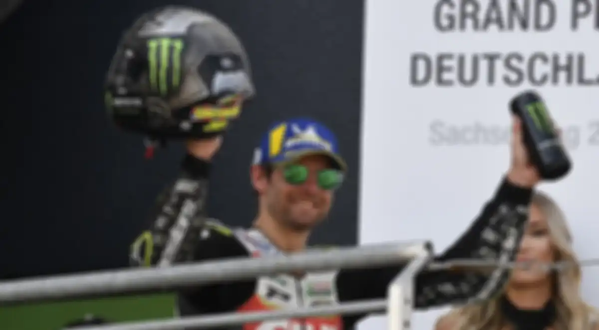 Cal Crutchlow mampu bersaing dengan Marc Marquez dan berhasil naik podium.