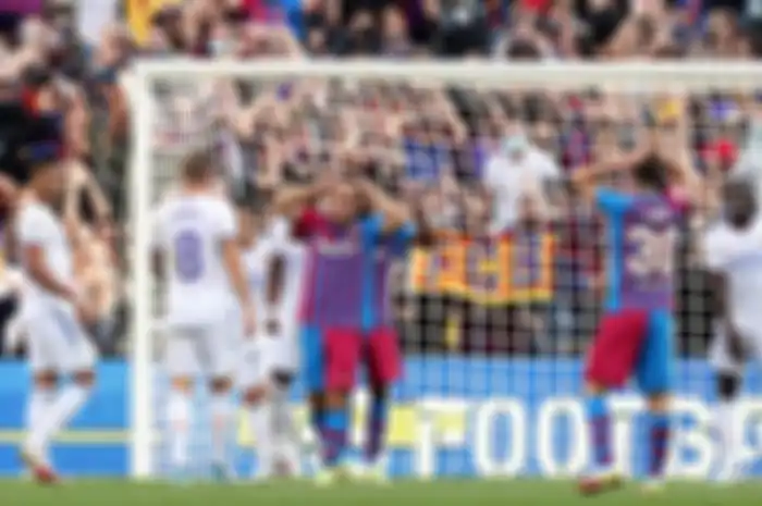 Pemain Barcelona, Sergino Dest, gagal mencetak gol setelah peluang matang di babak pertama gagal dimaksimalkan dalam laga el clasico jilid pertama (24/10/2021).