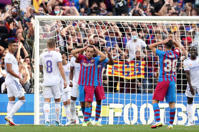 Pemain Barcelona, Sergino Dest, gagal mencetak gol setelah peluang matang di babak pertama gagal dimaksimalkan dalam laga el clasico jilid pertama (24/10/2021).