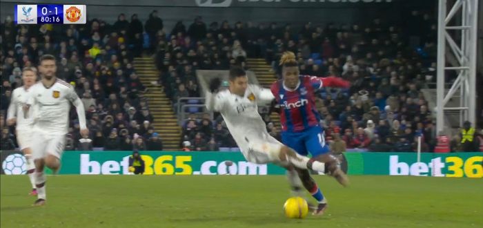 Gelandang Manchester United, Casemiro, melakukan pelanggaran ke Wilfried Zaha pada laga lanjutan Liga Inggris melawan Crystal Palace di Stadion Selhurst Park, Rabu (18/1/2023).