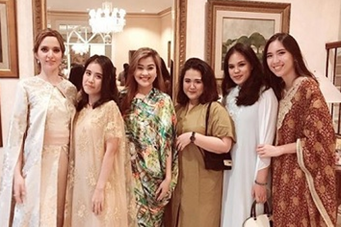 Intip 6 Foto Kakak Nia Ramadhani, Talitha Elizabeth Nugroho Bersama Sang Adik, Akrab Banget!