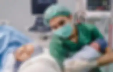 Sah Jadi Orang Tua, Rey Mbayang Bagikan Momen Pertamanya dengan Sang Putra, Wajah Tampan Anaknya Jadi Sorotan