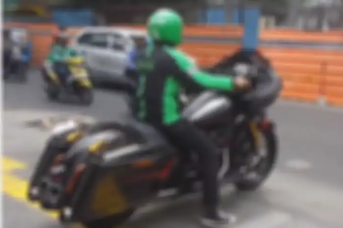 Harley-Davidson Road Glide yang dipakai driver ojol ini sama tipenya dengan yang ditemukan seorang pria di dasar sungai. 