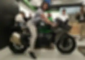 Pembeli Kawasaki Ninja H2 Carbon Dapat Helm Gratis  yang Keren Abis