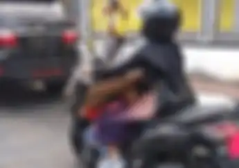 Tega Banget, Muka Anak Tertutup Kardus, Emak-emak Pengendara Yamaha NMAX Ini Cuek
