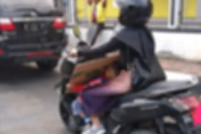 Emak-emak naik Yamaha NMAX, anaknya nyaris jatuh karena tertutup kardus.