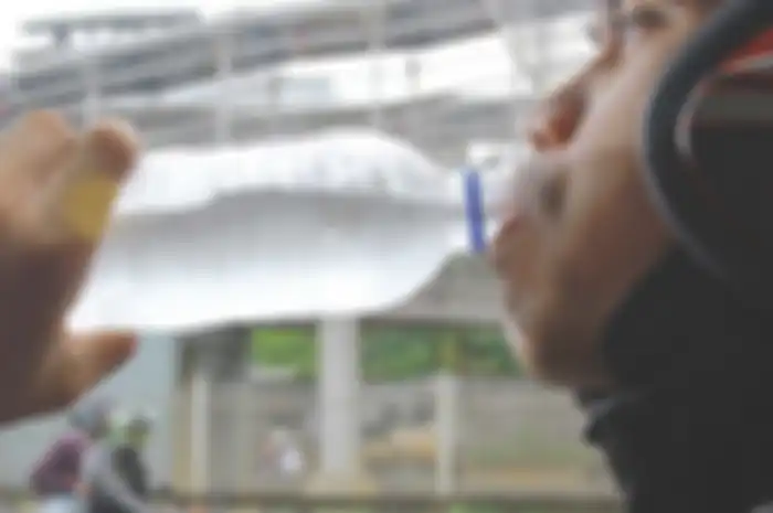 Perbanyak minum air putih.
