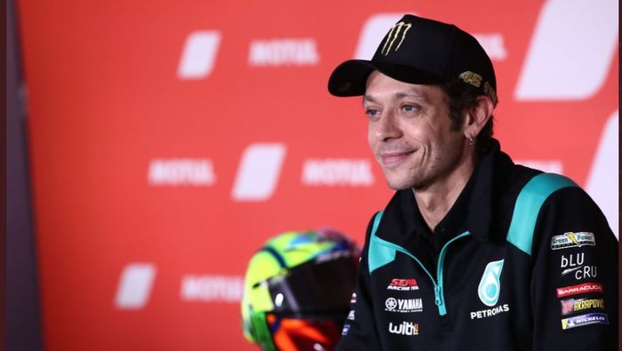 Legenda MotoGP, Valentino Rossi, saat masih berseragam Petronas Yamaha SRT pada MotoGP 2021. Setelah semusim bersama tim satelit Yamaha, Valentino Rossi memilih pensiun dari MotoGP.