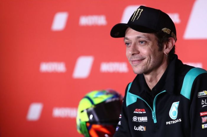 Legenda MotoGP, Valentino Rossi, saat masih berseragam Petronas Yamaha SRT pada MotoGP 2021. Setelah semusim bersama tim satelit Yamaha, Valentino Rossi memilih pensiun dari MotoGP.