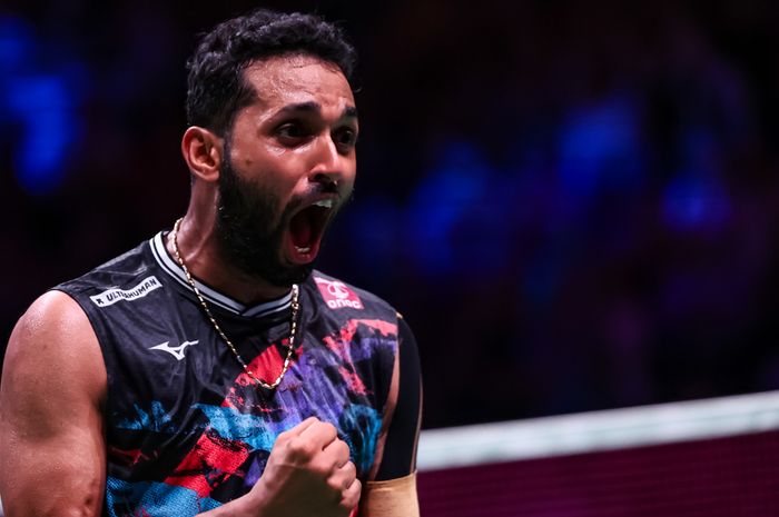 Pebulu tangkis asal India, Prannoy H.S, meluapkan ekspresi kegembirannya usai berhasil mengalahkan Viktor Axelsen dari Denmark pada Kejuaraan Dunia 2023