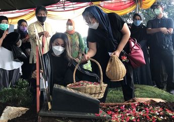 Dari&nbsp;Alami Stroke hingga Bolak-balik Rumah Sakit Usai Hadapi Kasus Mafia Tanah, Nirina Zubir Ungkap Kronologi Kepergian Sang Ayah