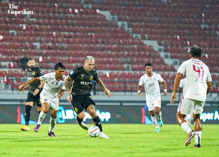 Aksi pemain Bhayangkara FC, Radja Nainggolan, saat melawan Arema FC pada pekan ke-28 Liga 1 2023/2024.