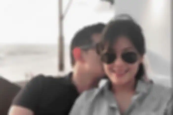 Foto Lulu Tobing tampil mesra dengan seorang pria.