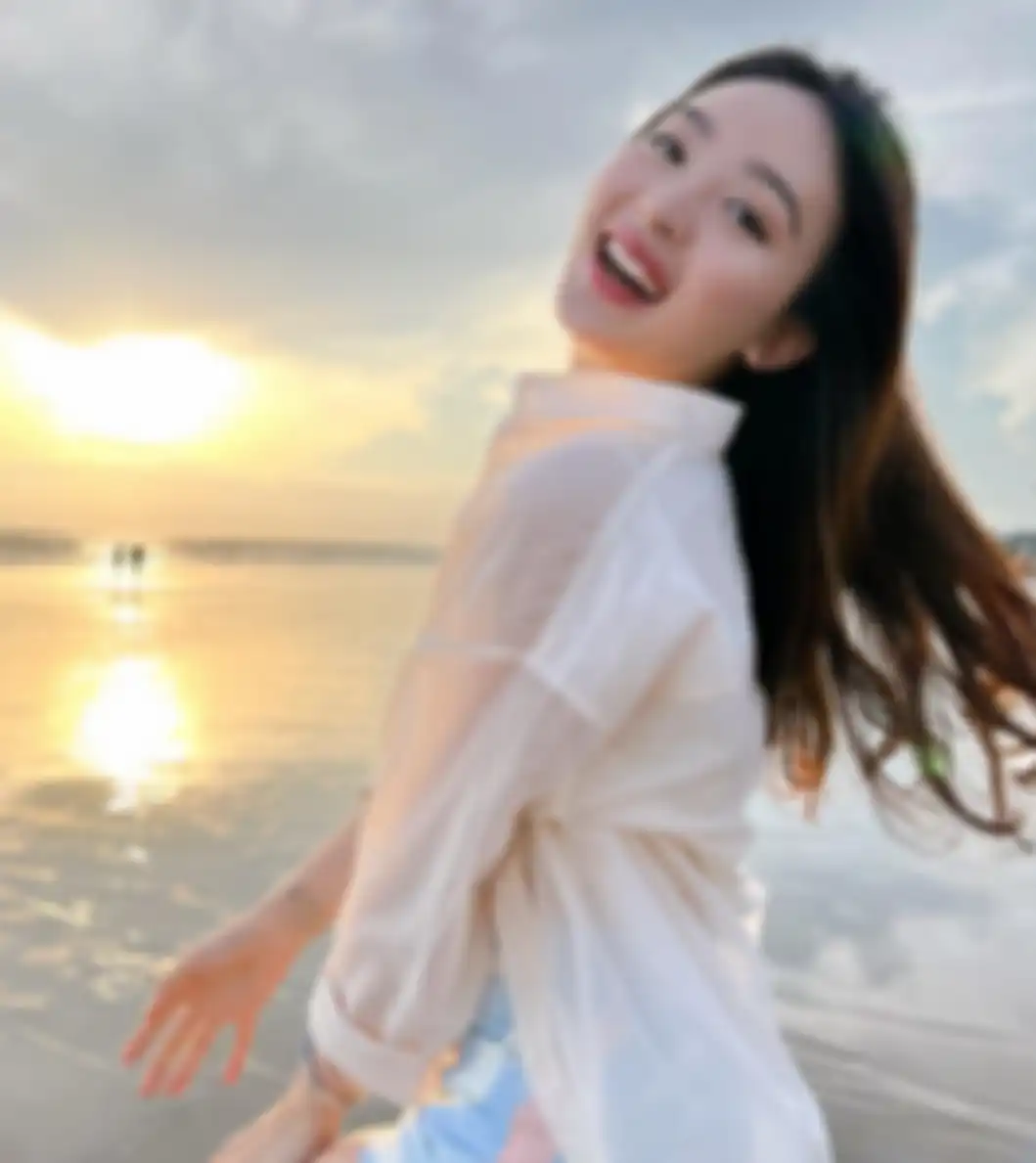 penampilan Natasha Wilona pakai kemeja transparan