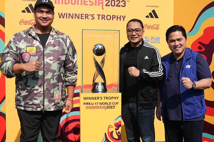 Ketua Umum PSSI, Erick Thohir, Menpora Dito Ariotedjo, dan Wali Kota Surabaya, Eri Cahyadi, saat menghadiri acara Trophy Experience Piala Dunia U-17, Minggu (29/10/2023). 