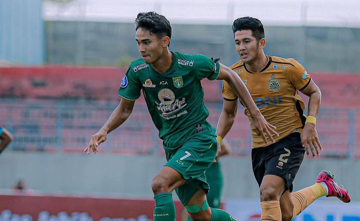 Pemain muda timnas Indonesia, Marselino Ferdinan (kiri) kala melakoni laga Persebaya Surabaya vs Bhayangkara FC di Stadion Joko Samduro, Gresik, Senin (23/1/2023)