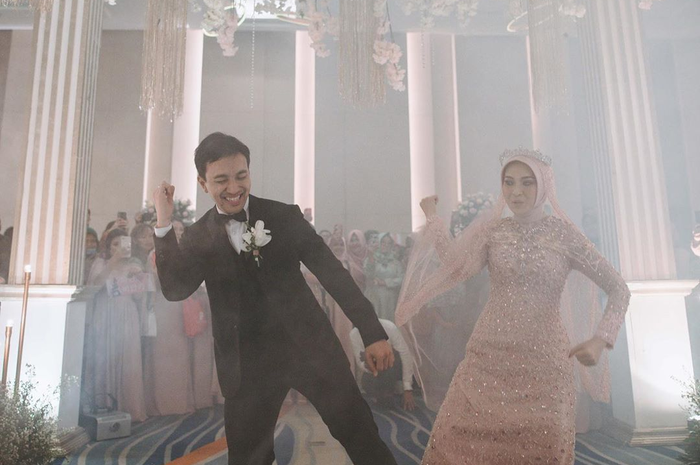  Anti Mainstream, Sepasang Pengantin Ini Kejutkan Tamu Undangan dengan Dance Ala Boyband Korea BTS 
