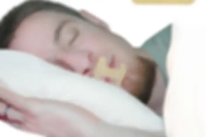 Benarkah tidur dengan mulut diplester bikin lebih nyenyak?