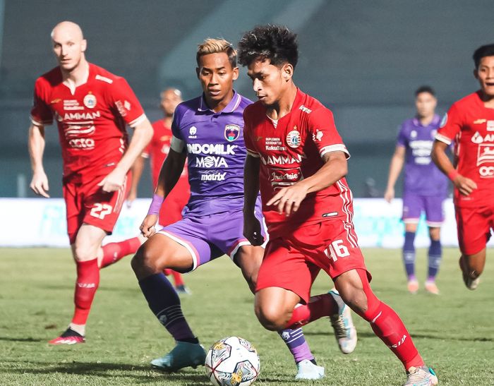 Aksi pemain Persija Jakarta, Osvaldo Haay, pada laga tunda Liga 1 2022/2023 kontra Persita Tangerang di Stadion Indomilk Arena, Selasa (28/3/2023).  