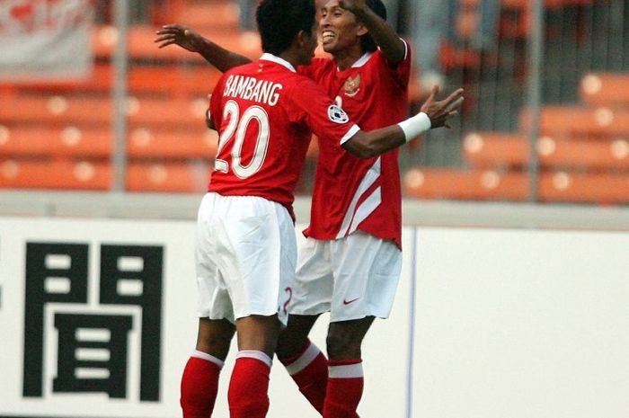 Budi Sudarsono (kanan) mencetak gol timnas Indonesia ke gawang Bahrain pada laga pertama Piala Asia 2007 di Gelora Bung Karno, Jakarta (10/7/2007).