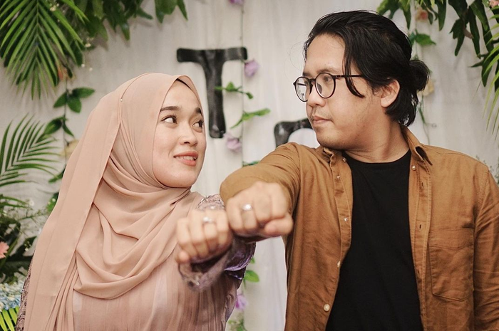 Potret Ayus Sabyan bersama istrinya Ririe Fairus