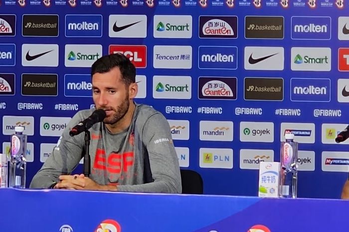 Kapten timnas bola basket Spanyol, Rudy Fernandez saat memberi keterangan kepada awak media di Indonesia Arena, Senayan, Jakarta, Kamis (24/8/2023).