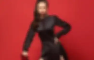 4 Gaya Elegan Nan Mewah Yuki Kato Saat Pakai Dress Hitam. Stunning!