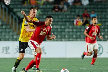 Pemain Bali United, Ricky Fajrin, berduel dengan pemain Lee Man FC pada babak preliminary Liga Champions Asia 2023/2024.