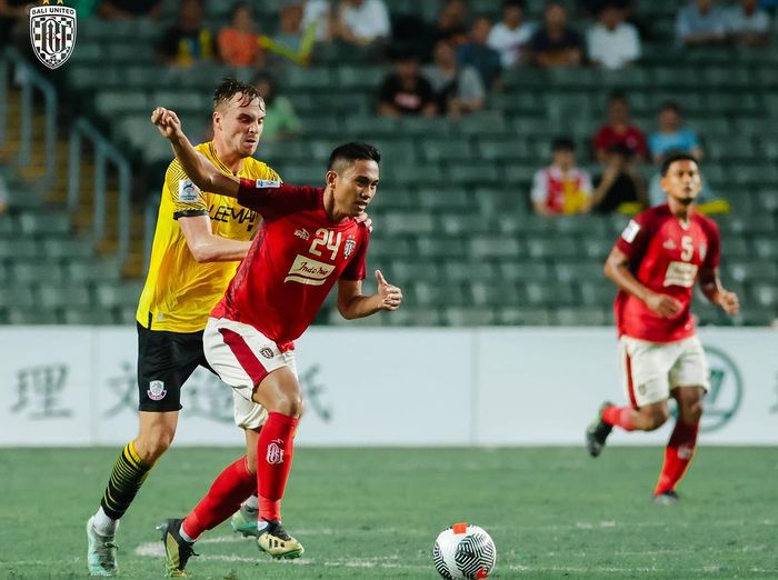Pemain Bali United, Ricky Fajrin, berduel dengan pemain Lee Man FC pada babak preliminary Liga Champions Asia 2023/2024.
