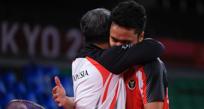 Pebulu tangkis tunggal putra Indonesia, Anthony Sinisuka Ginting, memeluk sang pelatih, Hendry Saputra, usai memastikan kemenangan atas Anders Antonsen pada babak perempat final Olimpiade Tokyo 2020 di Musashino Forest Sport Plaza, Tokyo, Jepang, Sabtu (31/7/2021).