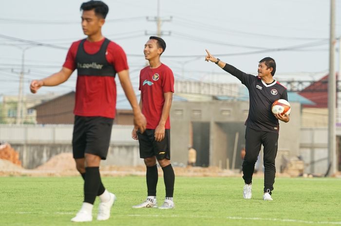 Indra Sjafri memimpin latihan Timnas U-22 Indonesia jelang SEA Games 2023 di Dream Visakha Training Camp, Phnom Penh, Kamboja.