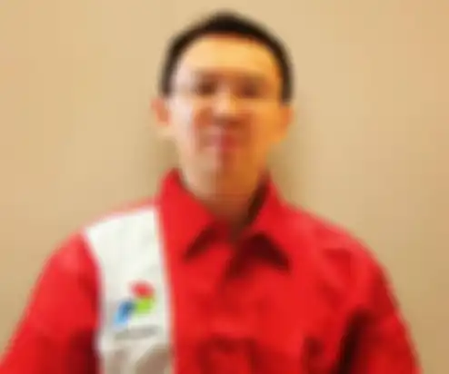 Beredar foto Basuki Tjahaja Purnama atau lebih dikenal Ahok memakai baju petugas SPBU Pertamina di media sosial Instagram.