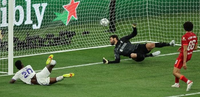 Vinicius Junior cetak golnya untuk Real Madrid ke gawang Liverpool dalam laga final Liga Champions 2021-2022 di Stade de France, Sabtu (28/5/2022).