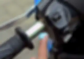 Cara Ampuh Pasang Handgrip Baru, Masuk Licin Keluar Lengket